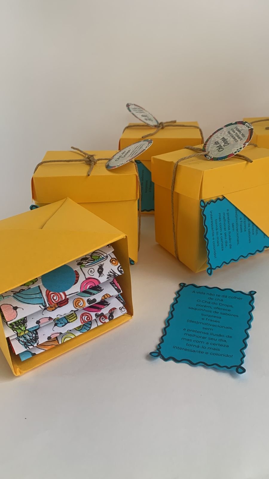 Caixinha com 6 saquinhos de chá com sabores surpresa e frases (des)motivacionais.